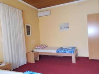 Гостевой дом Guesthouse Feel Lake Вирпазар Семейный номер с террасой-17